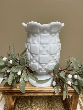 VTG Westmoreland white quilt pattern milk glass vase